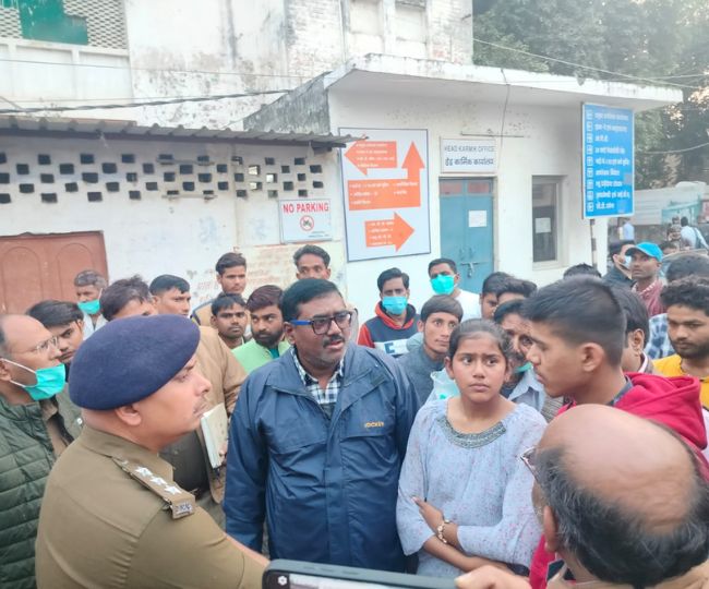 Kanpur Zoo Accident टॉय ट्रेन से कटकर शिक्षिका की मौत, पतिबेटे के